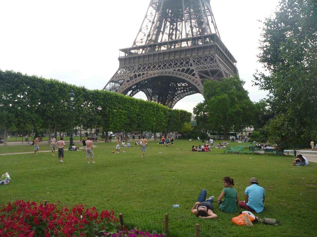 شقة Eiffel Tower Champs De Mars باريس المظهر الخارجي الصورة